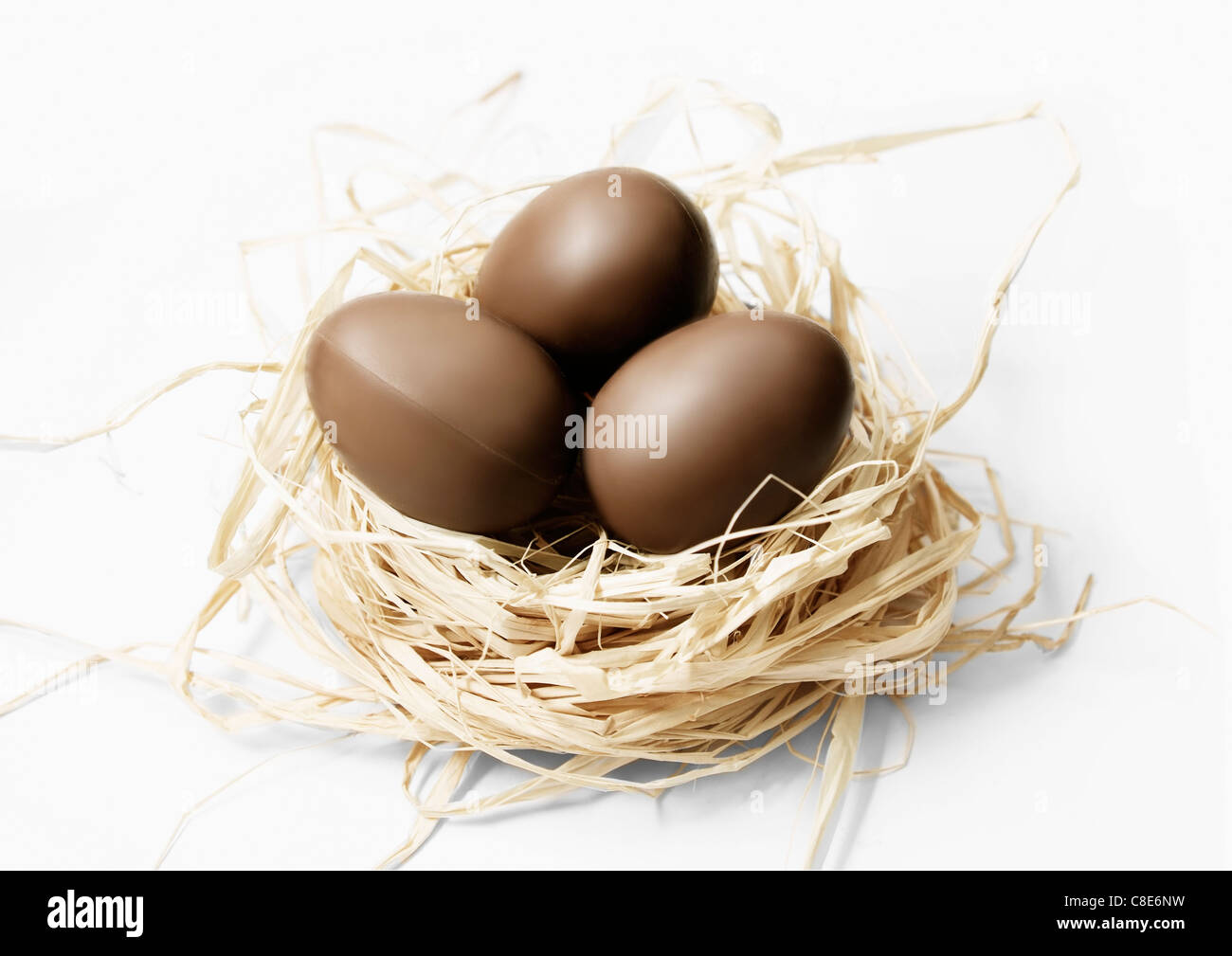 Drei Milchschokolade Eiern in einem nest Stockfoto
