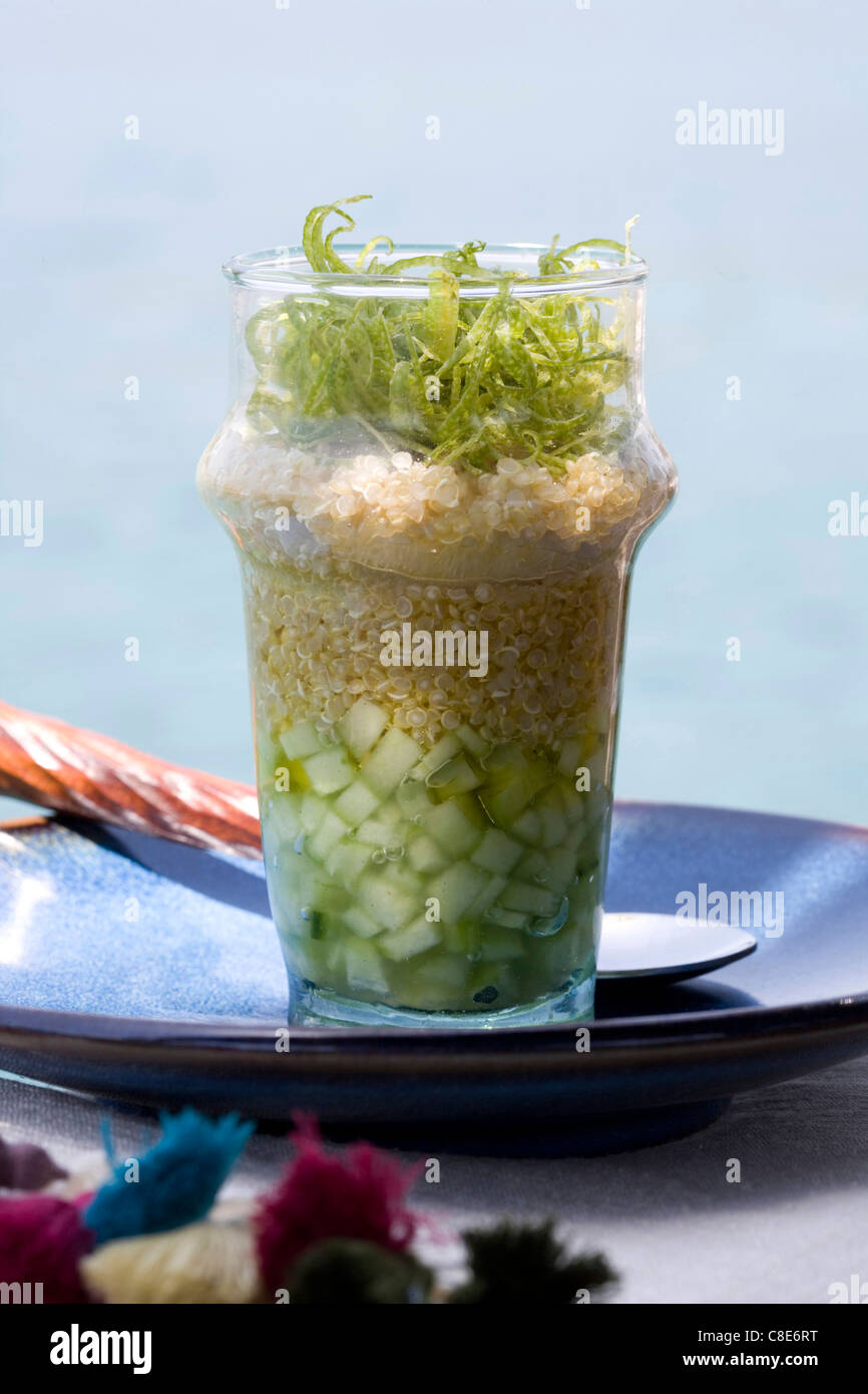 Salat mit Quinoa, Gurke und Kalk Stockfoto