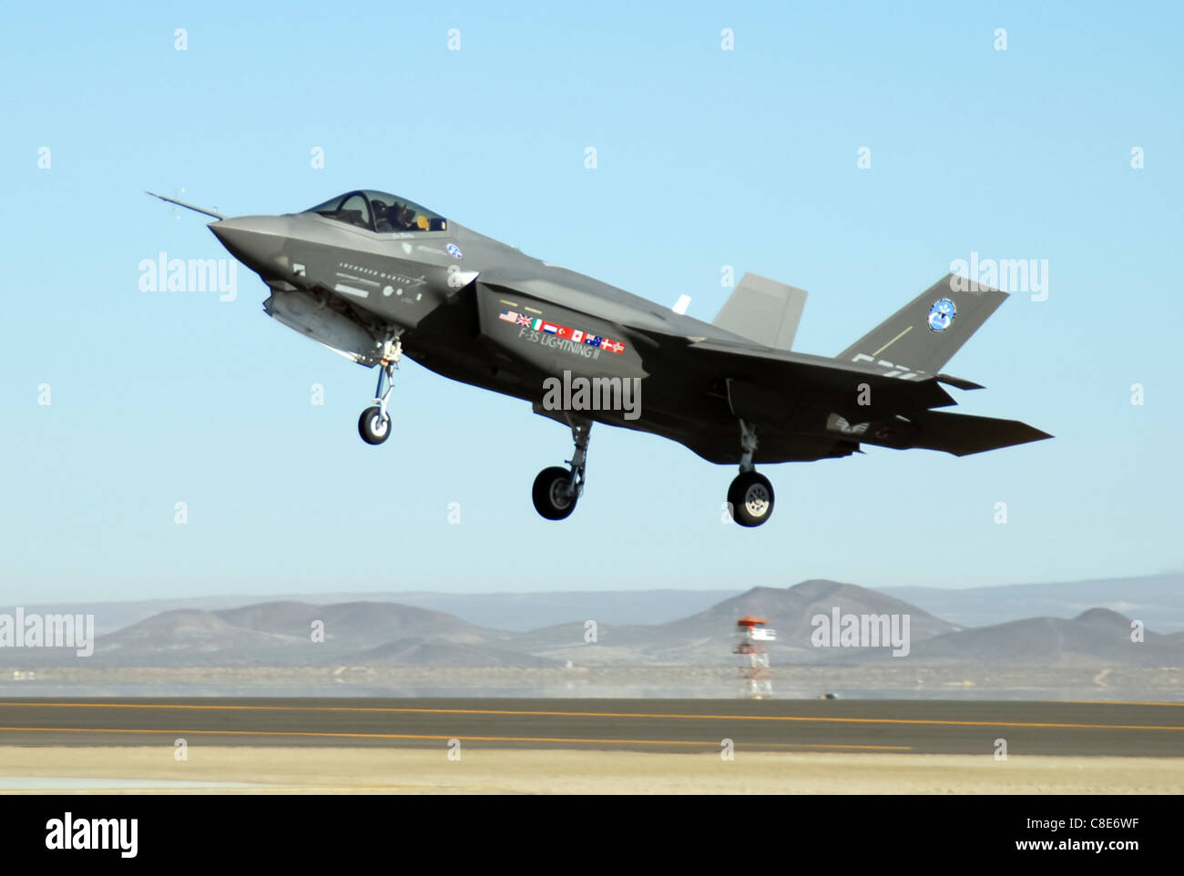 Eine f-35 Joint Strike Fighter, AA-1 markiert landet Okt. 23 in Edwards Air Force Base, Kalifornien Stockfoto