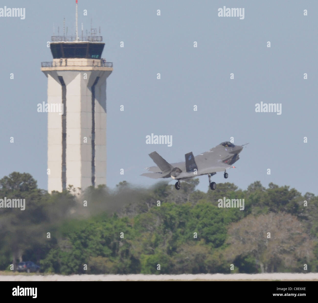 Das f-35 Lightning II Joint Strike Fighter-Testflugzeug AA-1 führt eine durchstarten Manöver Stockfoto