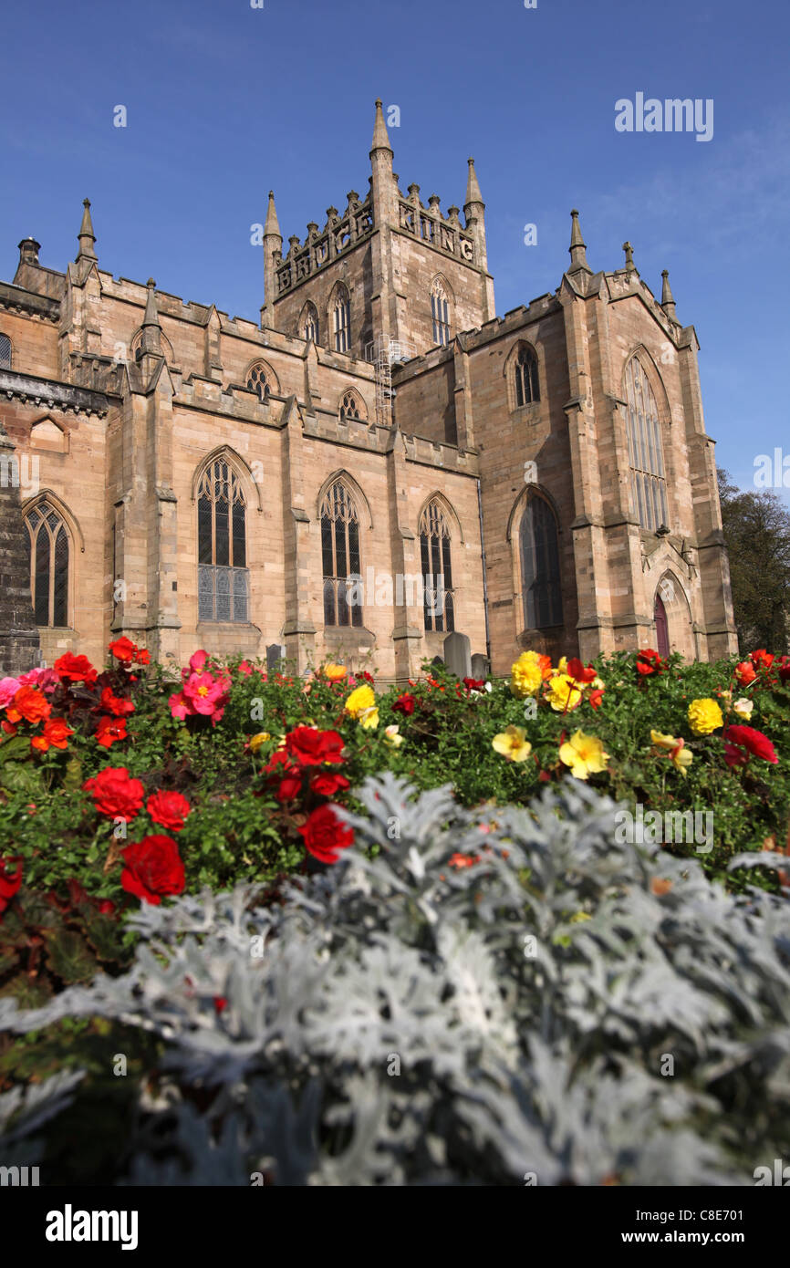 Stadt von Dunfermline, Schottland. Malerische Aussicht auf die Südfassade der Dunfermline Abbey Pfarrkirche. Stockfoto