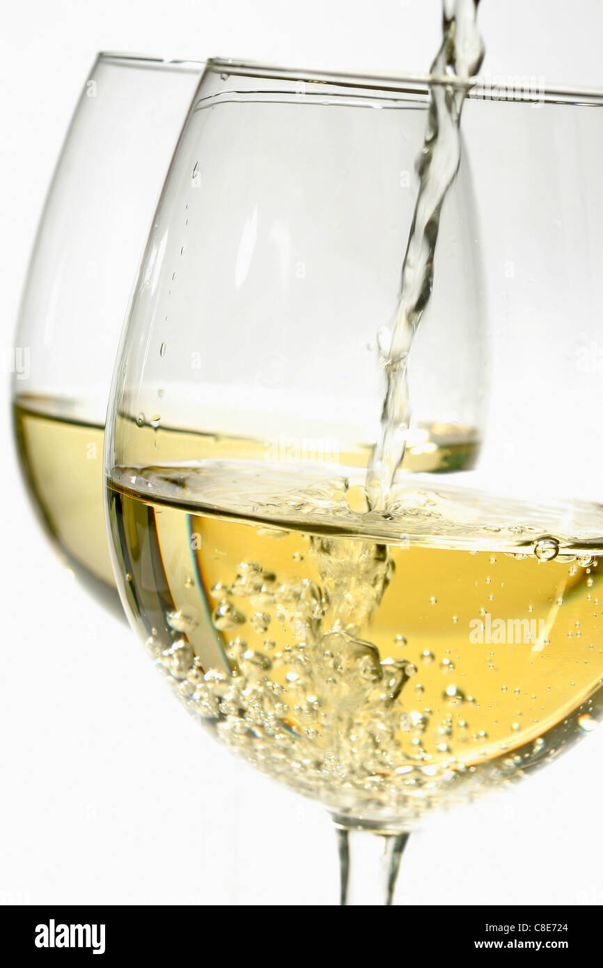 Gießen ein Glas Weißwein Stockfoto