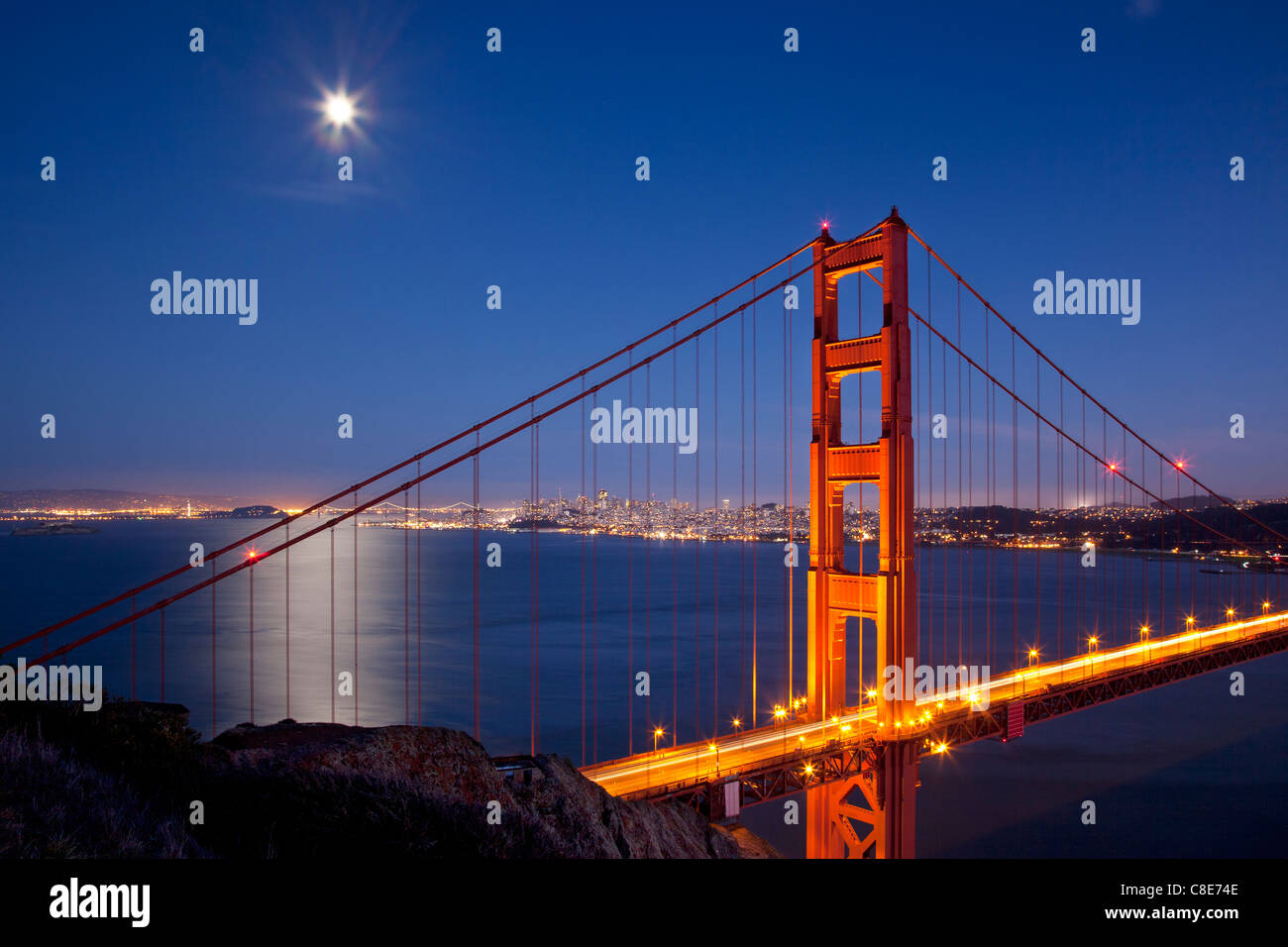 Vollmond über die Golden Gate Bridge, San Francisco Kalifornien, USA Stockfoto