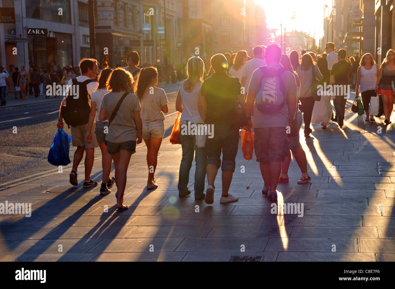 Oktober Heatwave Oxford Street London Sonnenschein 20C Temperatur 2. Oktober 2011 Stockfoto