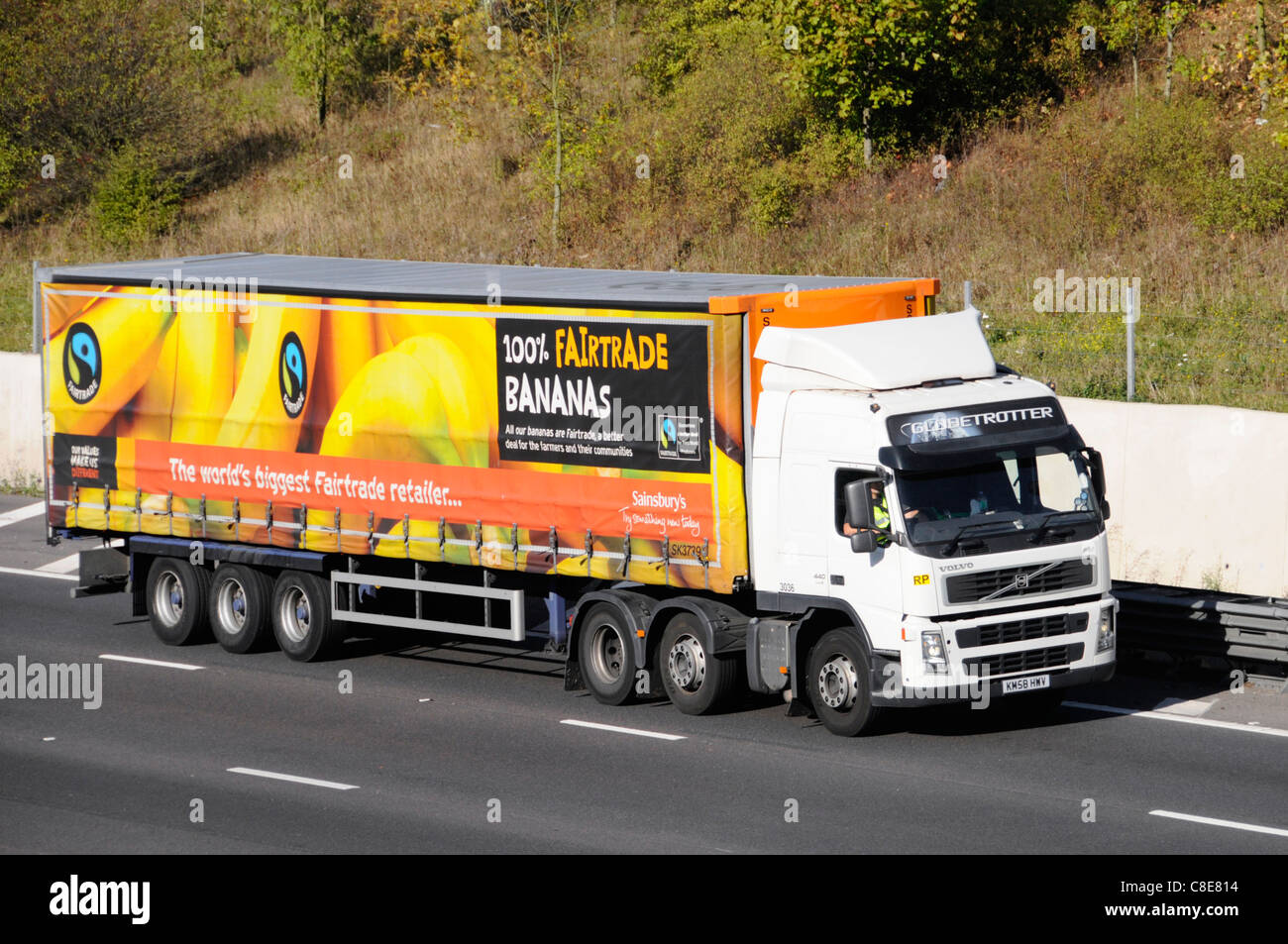 Sainsburys artikuliert Trailer & Fairtrade Werbung für Bananen einschließlich Fairtrade logo hinter Volvo Lkw Lkw Lkw fahren Auf de Autobahn Stockfoto