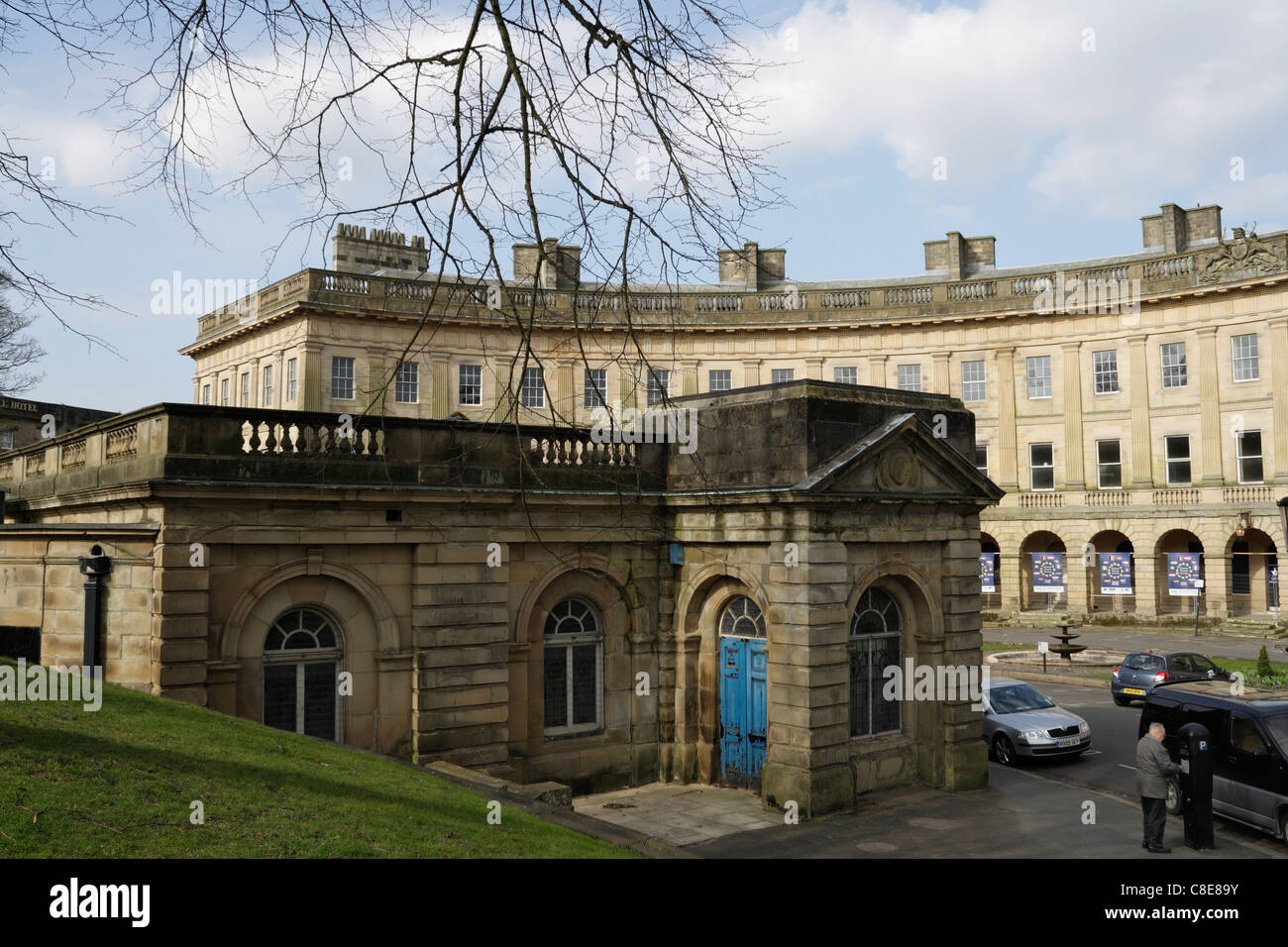 Buxton Crescent ist ein denkmalgeschütztes Gebäude in Buxton, Derbyshire, England, georgianische Architektur Stockfoto