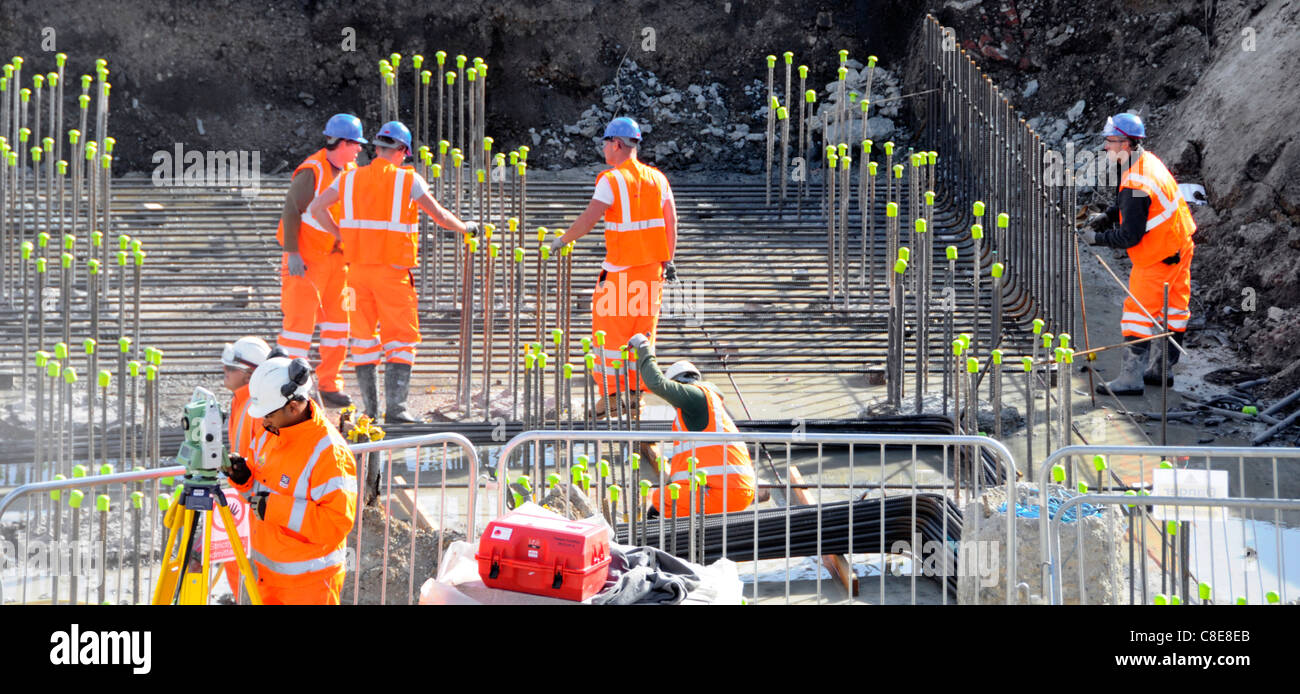 Gesundheit & Sicherheit Bau Baustelle harten Hut Arbeitnehmer Stahlarmierung Stangen mit gelben Safety Caps zu Unfällen Stratford London UK reduzieren Stockfoto