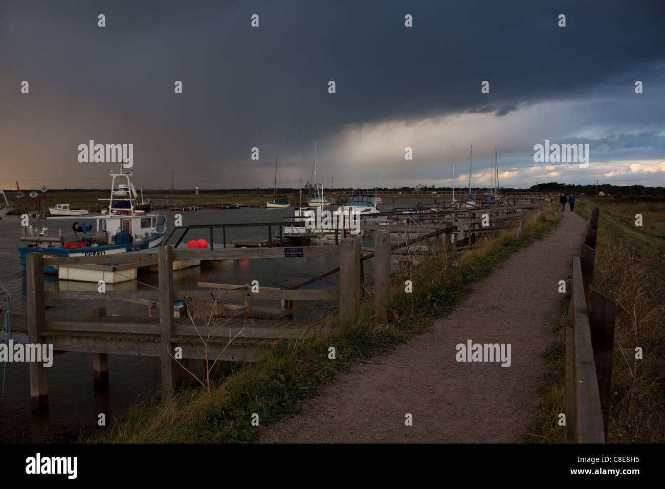 Boote am Fluß Blyth am Hafen von Southwold, Suffolk, als ein Sturm nähert Stockfoto