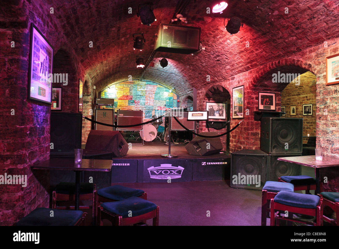Innenansicht des Bühnenraums Höhle in der Welt berühmten Cavern Club, wo die Beatles uraufgeführt, Liverpool, England. Stockfoto
