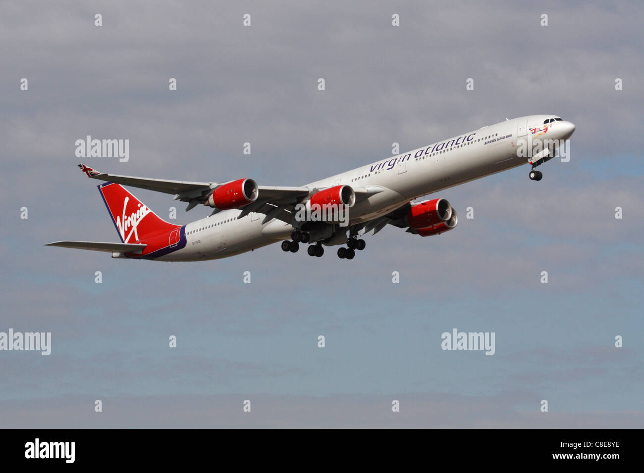 Lange Flugreisen. Virgin Atlantic Airways Airbus A340-600 Airliner ab London Heathrow Stockfoto