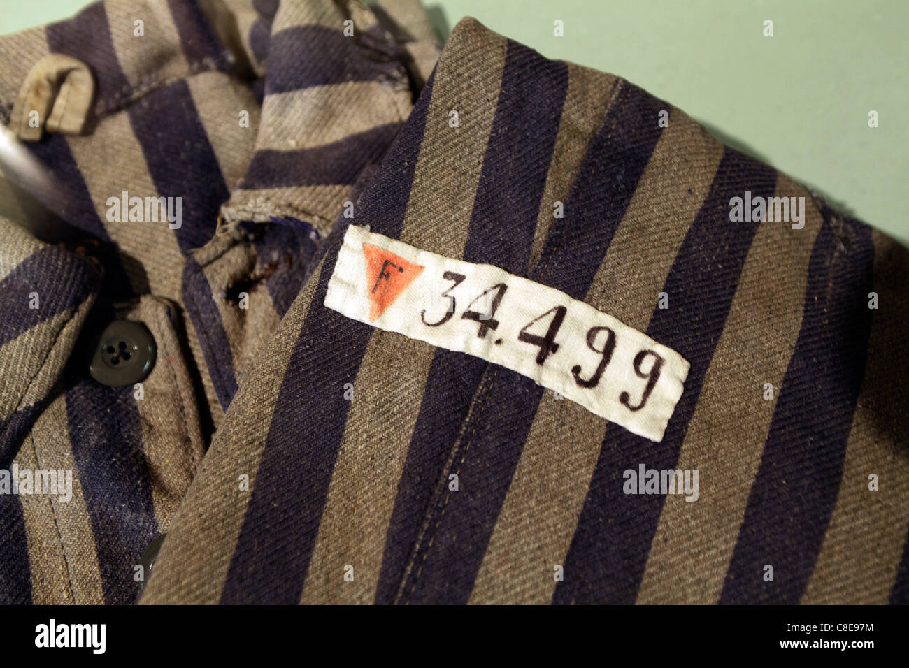 2. Weltkrieg Konzentration Lager Uniform aus Dachau. Das rote Dreieck zeigt einen politischen Gefangener. Stockfoto