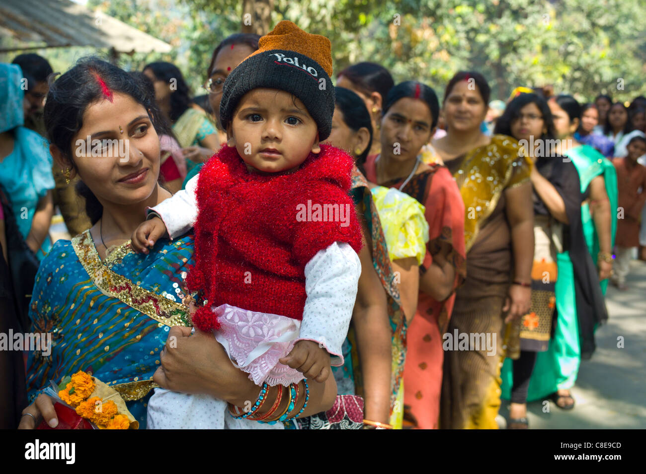 Hindu-Pilger Schlange Vishwanatha Tempel (Tempel Birla) während Festival der Shivaratri in der Heiligen Stadt Varanasi, Indien zu besuchen Stockfoto