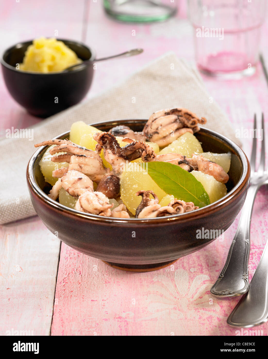 Kleine Tintenfische mit Kartoffeln Stockfoto