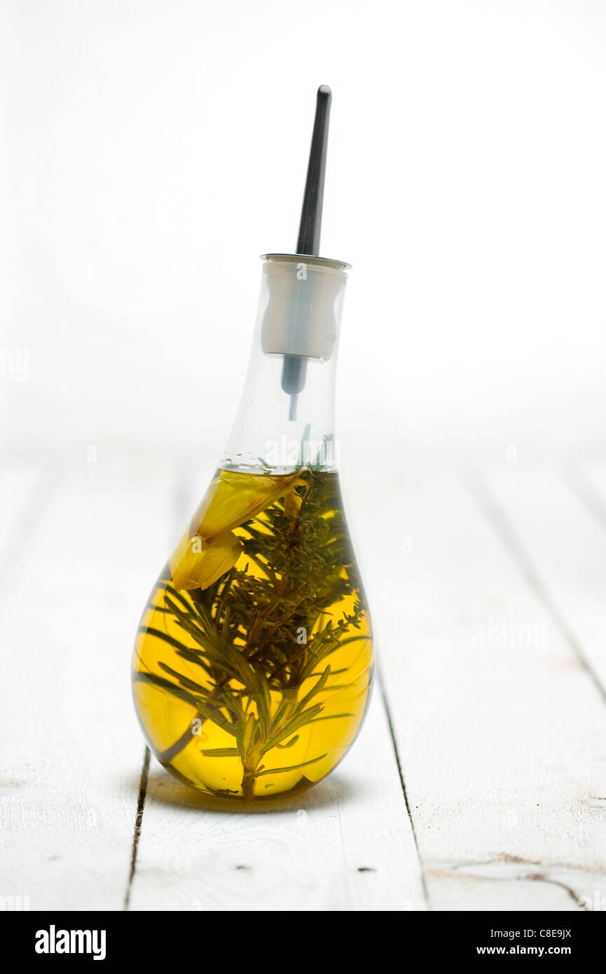 Olivenöl mit Thymian, Rosmarin, Oregano und Knoblauch Stockfoto
