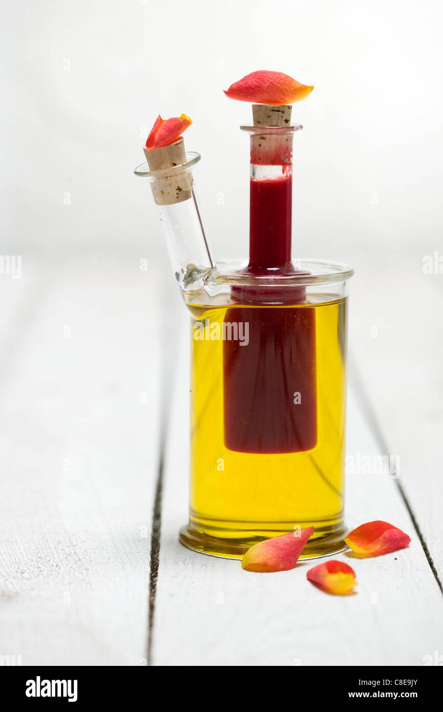 Olivenöl mit Himbeeren Stockfoto