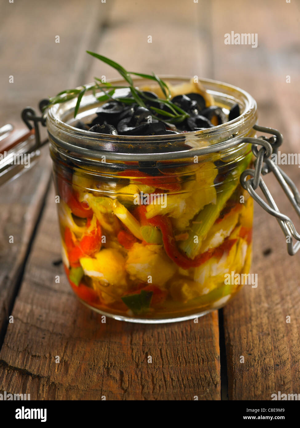 Kabeljau, rote Paprika, schwarzen Oliven und Rosmarin in Olivenöl Stockfoto