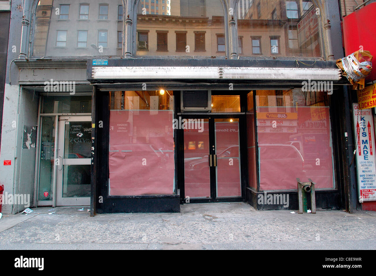 Vakanten Storefront in Lower Manhattan in New York am 3. Dezember 2005. (© Frances M. Roberts) Stockfoto