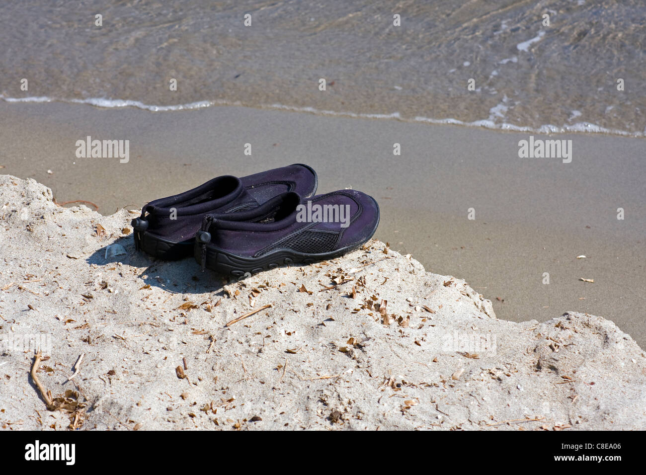 Paar Schuhe von den Gewässerrand Stockfoto