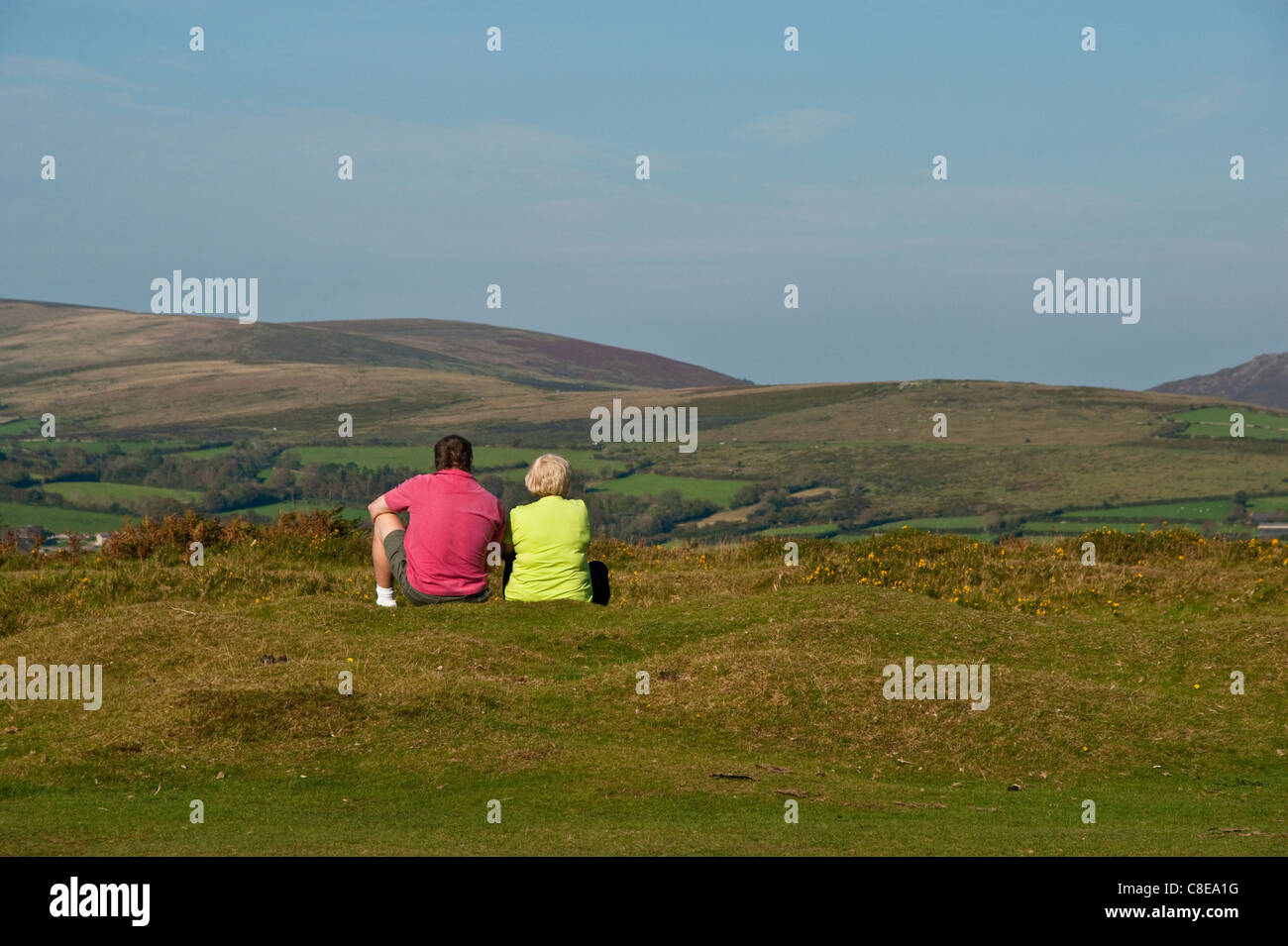 Genießen Sie den Blick über die Hügel - ein paar in der Spätsommer-Sonne sitzen. Stockfoto