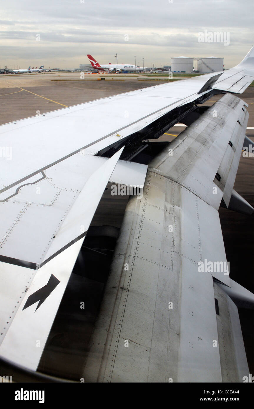 Ein flugzeugflügel konfiguriert für die Landung Stockfoto