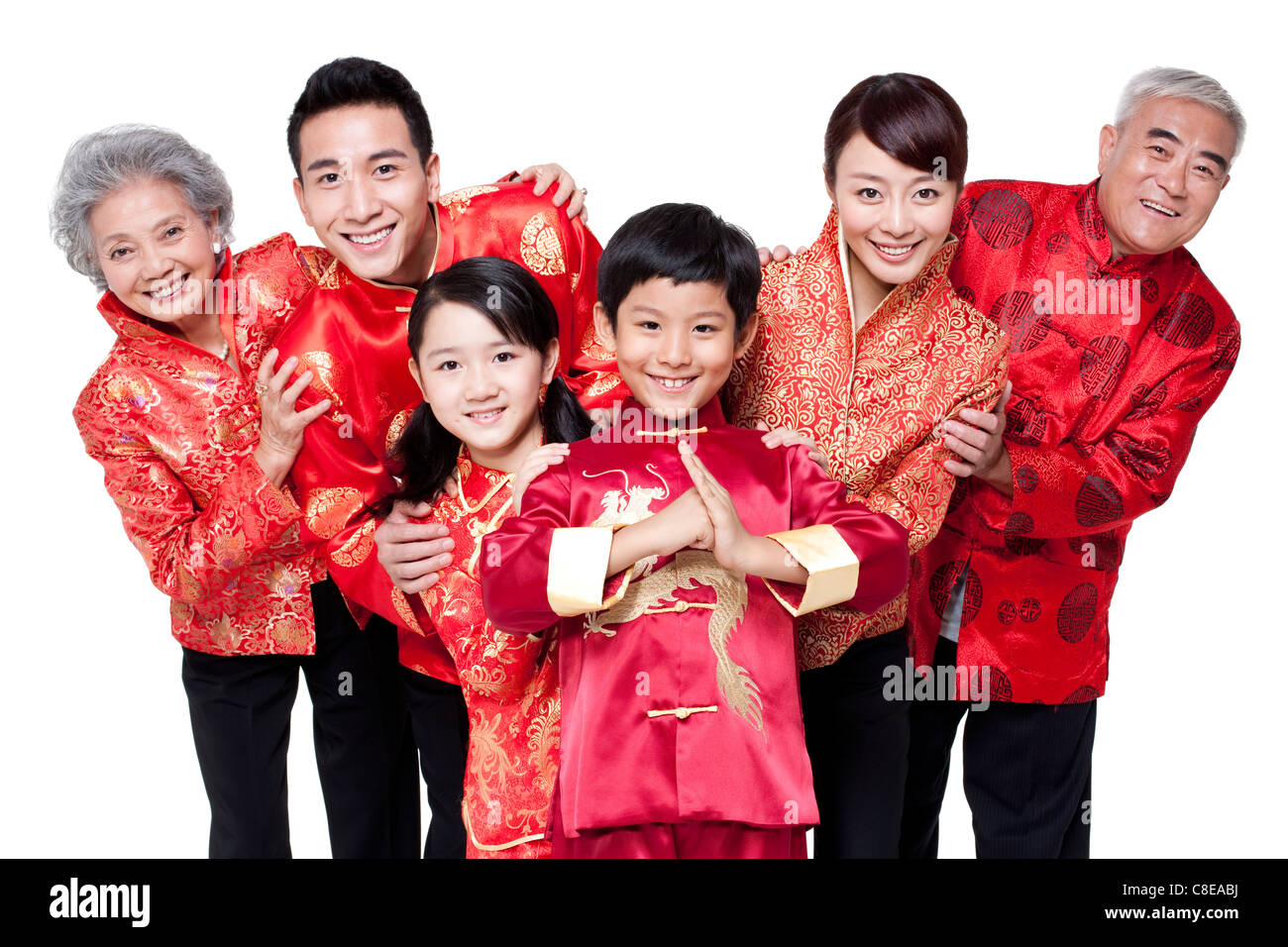 Familie gekleidet in traditioneller Kleidung feiert Chinesisches Neujahr Stockfoto