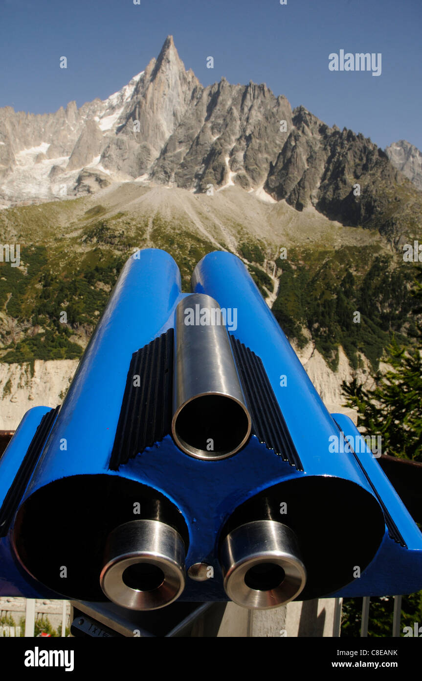 Ein Teleskop und die Aiguille de Dru am Montenvers in der Nähe von Chamonix in den französischen Apls Stockfoto