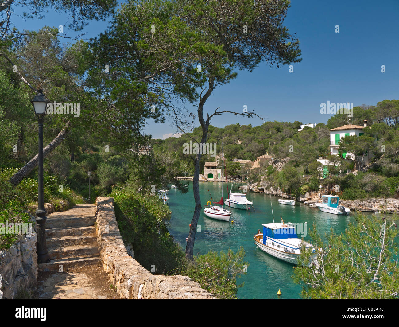Küstenweg mit Blick auf Cala Figuera Hafen Einlass mit Angeln, Boote, Häuser und Villen, Mallorca Balearen Spanien Stockfoto