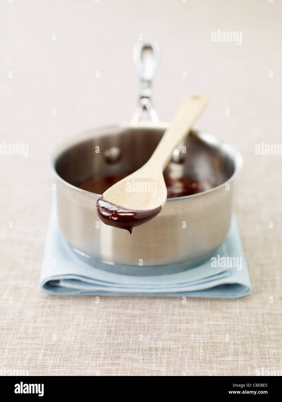 Geschmolzene Schokolade in einem Topf Stockfoto