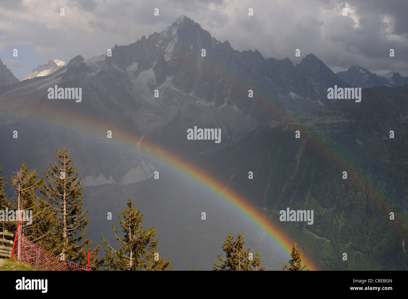 Ein Regenbogen und stürmischen Himmel über der Aiguille Verte in den französischen Alpen Stockfoto
