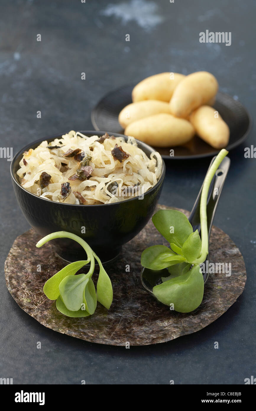 Eingelegte Zwiebeln mit Algen Stockfoto