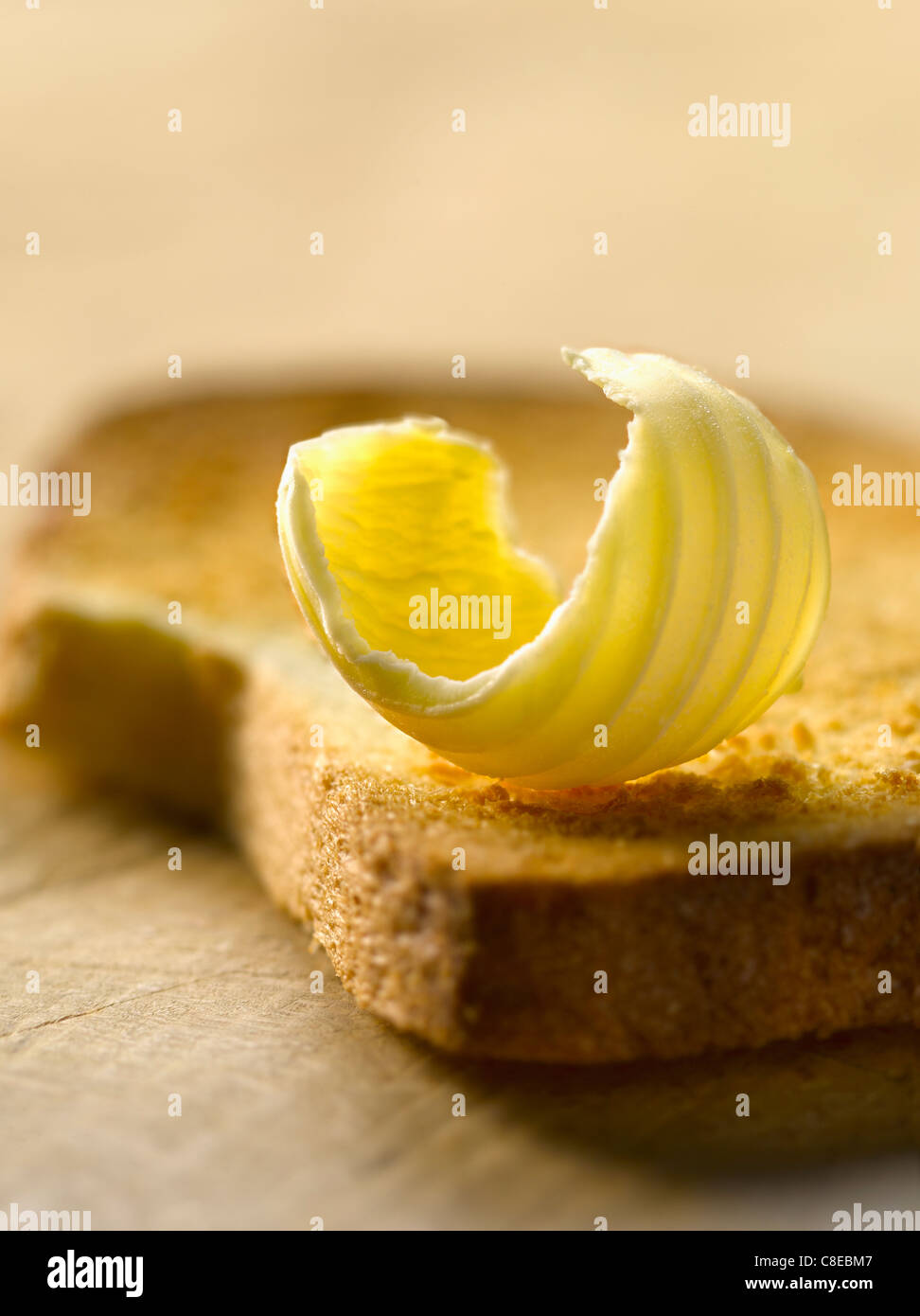Stück Butter auf einem biscotte Stockfoto