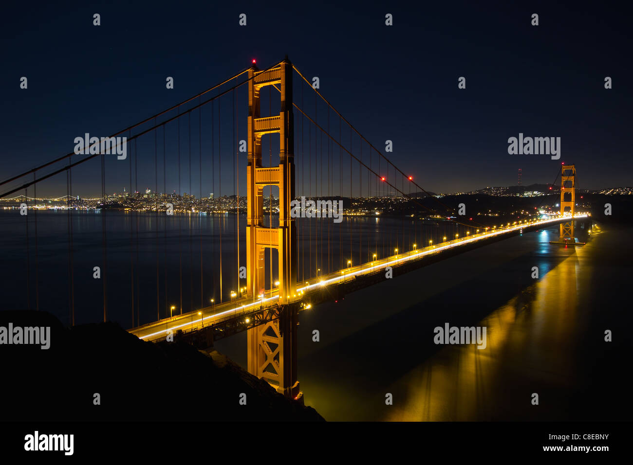 San Francisco Golden Gate Bridge und die Skyline der Stadt über die Bucht zur blauen Stunde Stockfoto