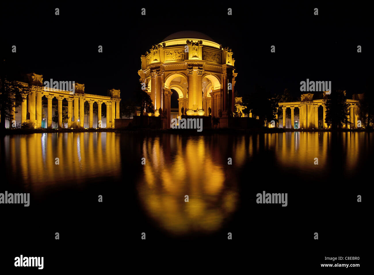 San Francisco Palace of Fine Arts Reflexion am Teich in der Nacht 2 Stockfoto