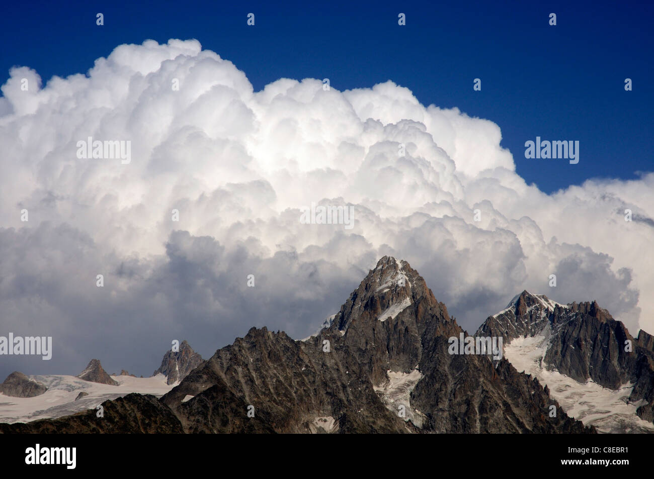 Eine riesige Cumulonimbus Wolke Entwicklung über einen Berg in den französischen Alpen Stockfoto