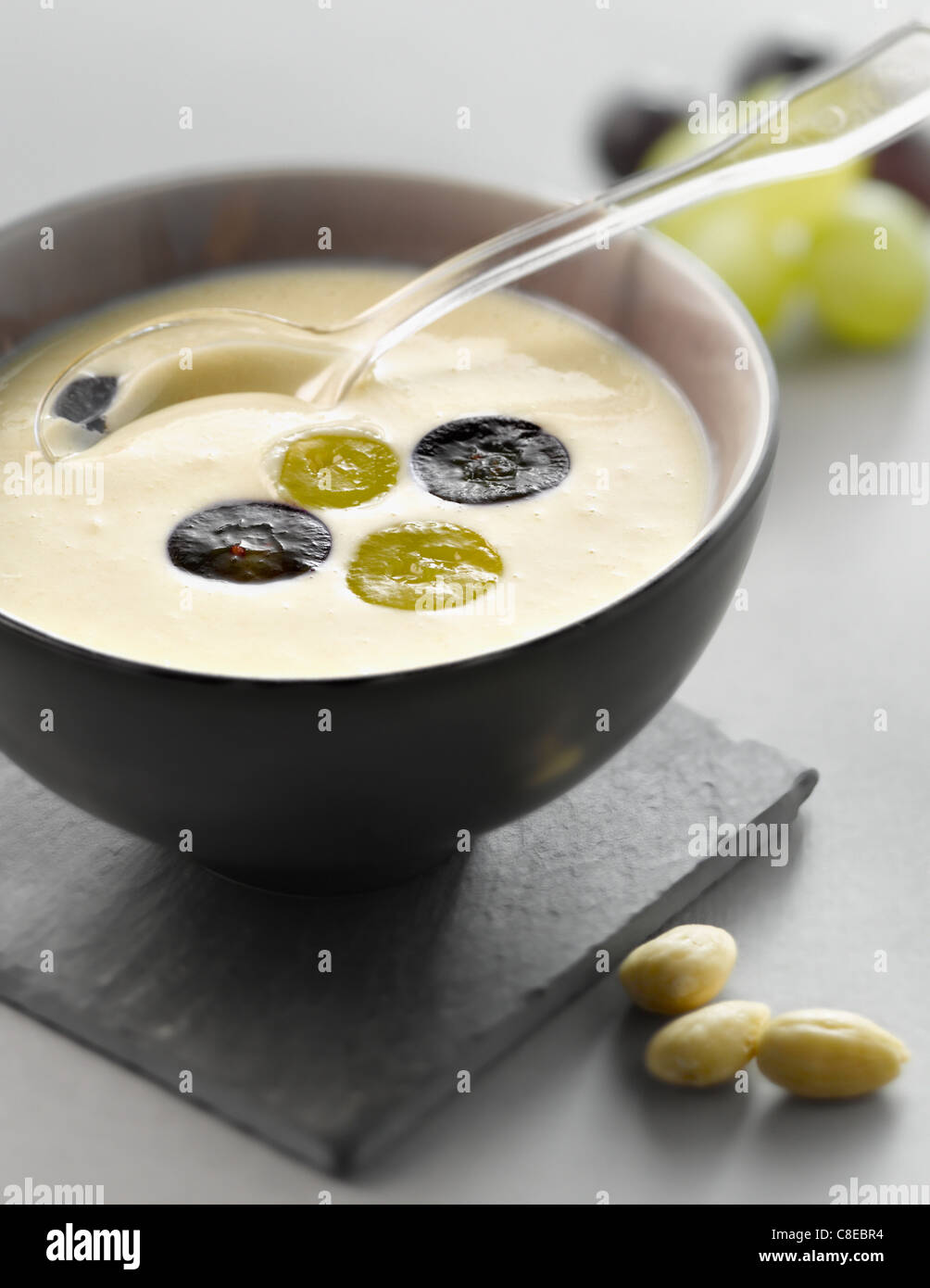Kalte Knoblauchsuppe mit Trauben und Mandeln Stockfoto