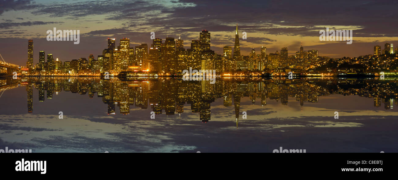 San Francisco Skyline Reflexion entlang der Bucht Panorama Stockfoto