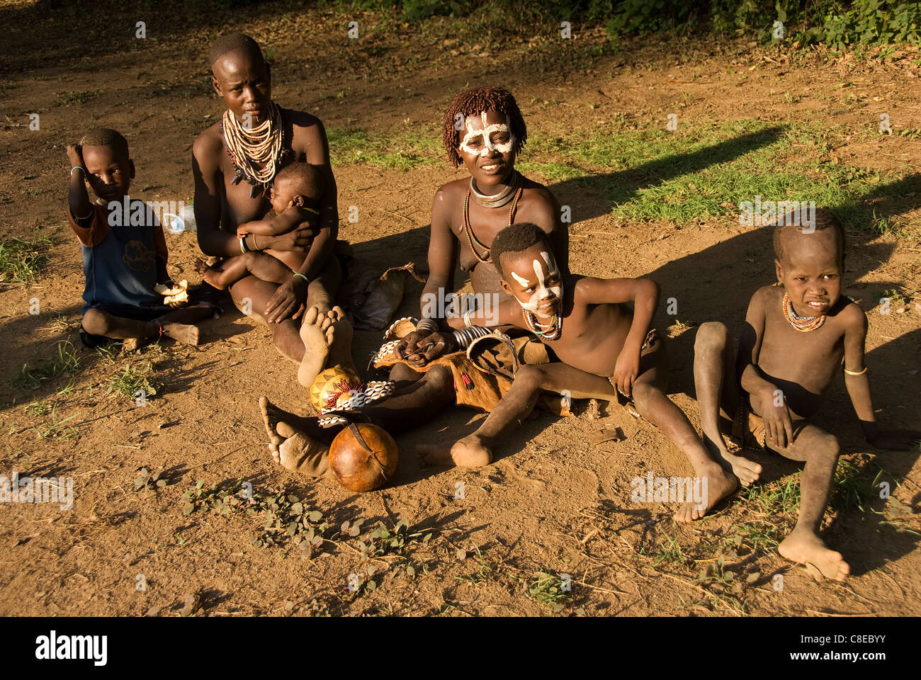 Elk200-5333 Äthiopien, Omo-Tal, Murelle, Karo-Stamm, Frauen und Kinder Stockfoto