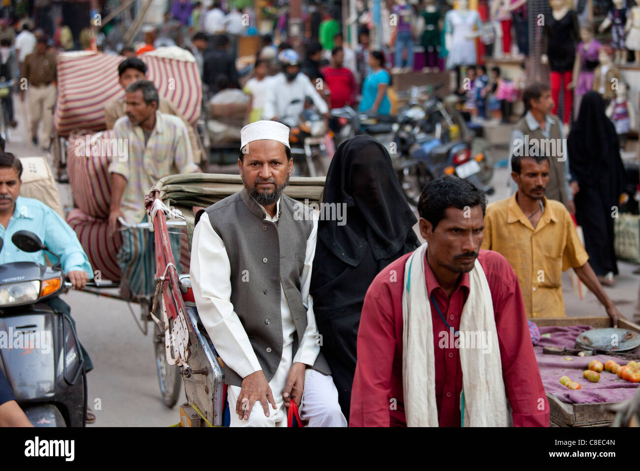 Muslimische Paar in überfüllten Straßenszene im Heiligen fest Shivaratri in Stadt Varanasi, Benares, Nordindien Stockfoto