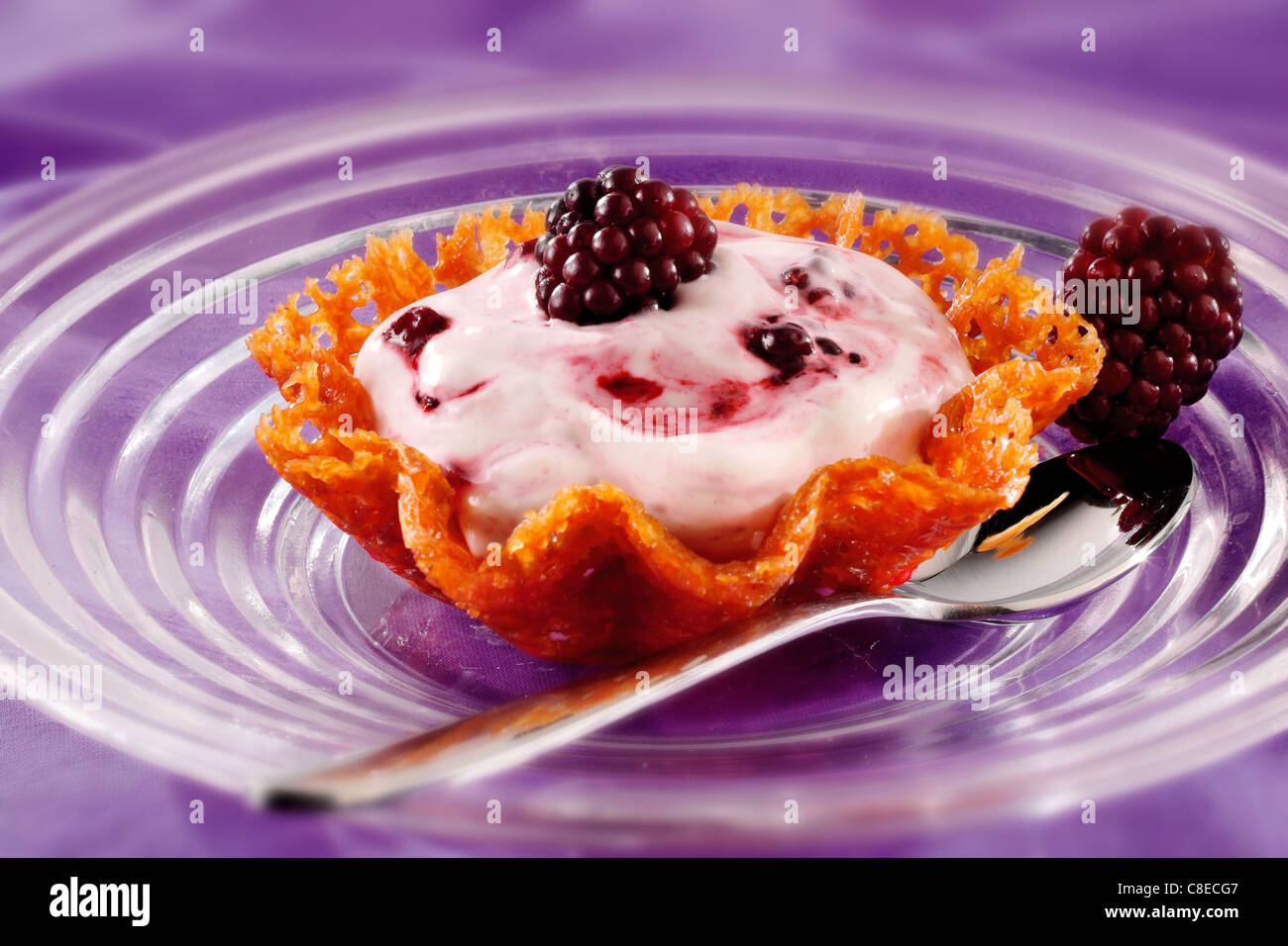 BlackBerry-Mousse in Brandy Snap Korb Stockfoto