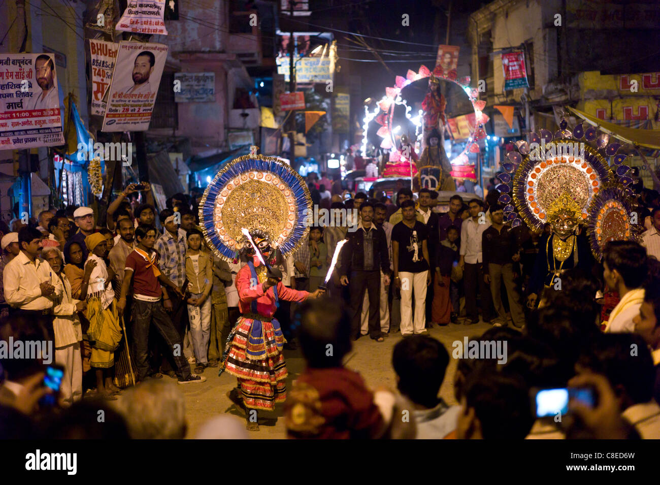 Kostüm-Zeichen mit Fackeln in Menge am Festival der Shivaratri in der Heiligen Stadt Varanasi, Benares, Indien Stockfoto