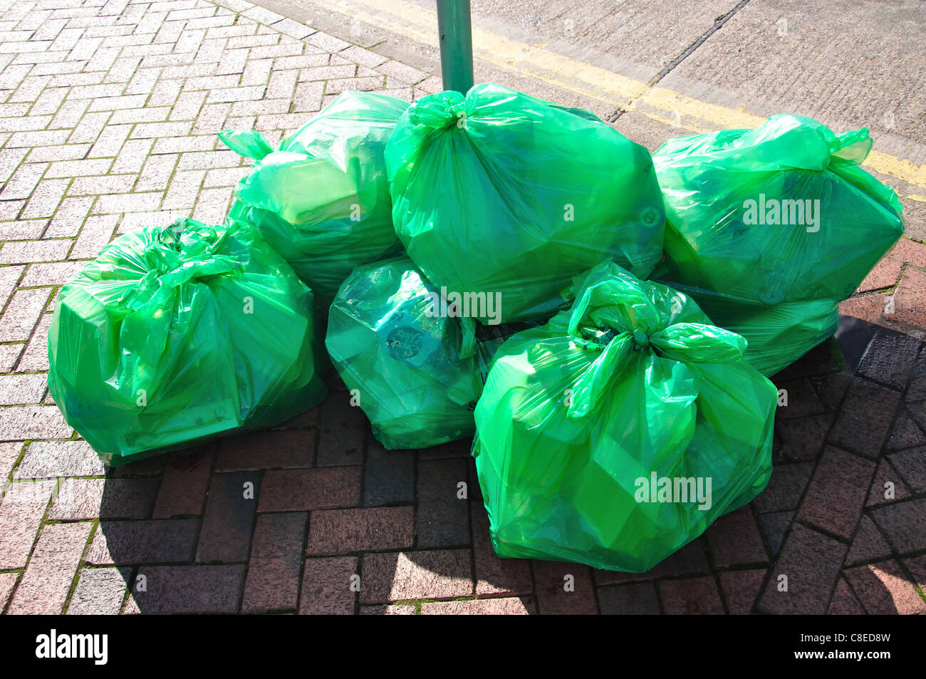 Kunststoff Müllsäcke auf der Straße, Hempstead, Watford, Hertfordshire, England, Vereinigtes Königreich Stockfoto