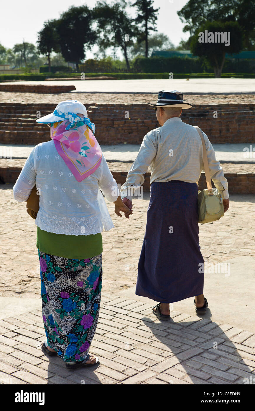 Japanische Touristen zu zweit am Dharmarajika-Stupa in Sarnath Ruinen in der Nähe von Varanasi, Benares, Nordindien Stockfoto