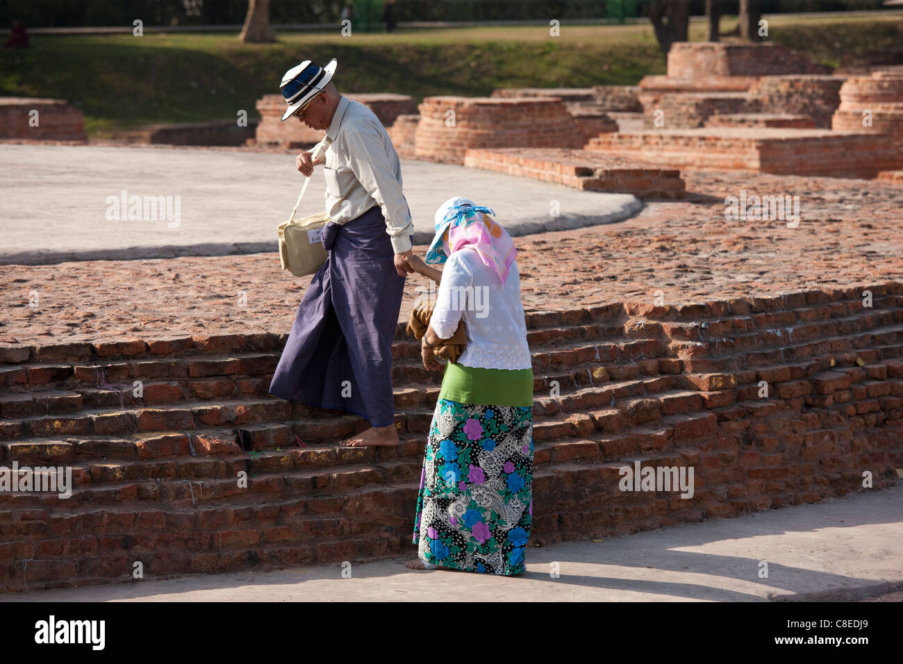 Japanische Touristen zu zweit am Dharmarajika-Stupa in Sarnath Ruinen in der Nähe von Varanasi, Benares, Nordindien Stockfoto