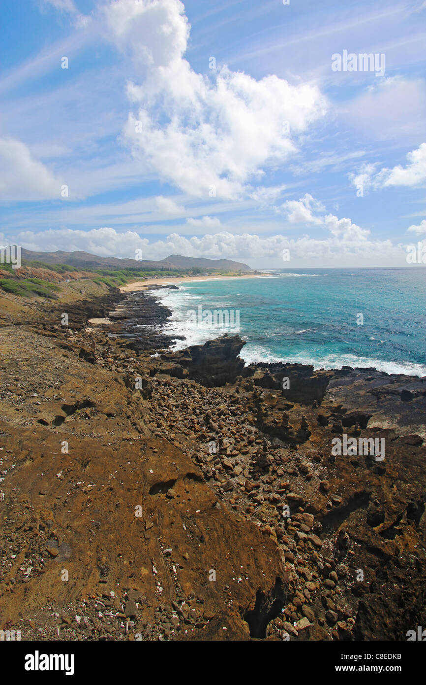 Blick auf Sandy Beach Park aus dem Halona Blowhole in der Nähe von Honolulu an der südöstlichen Küste von der hawaiianischen Insel Oahu vertikale Stockfoto