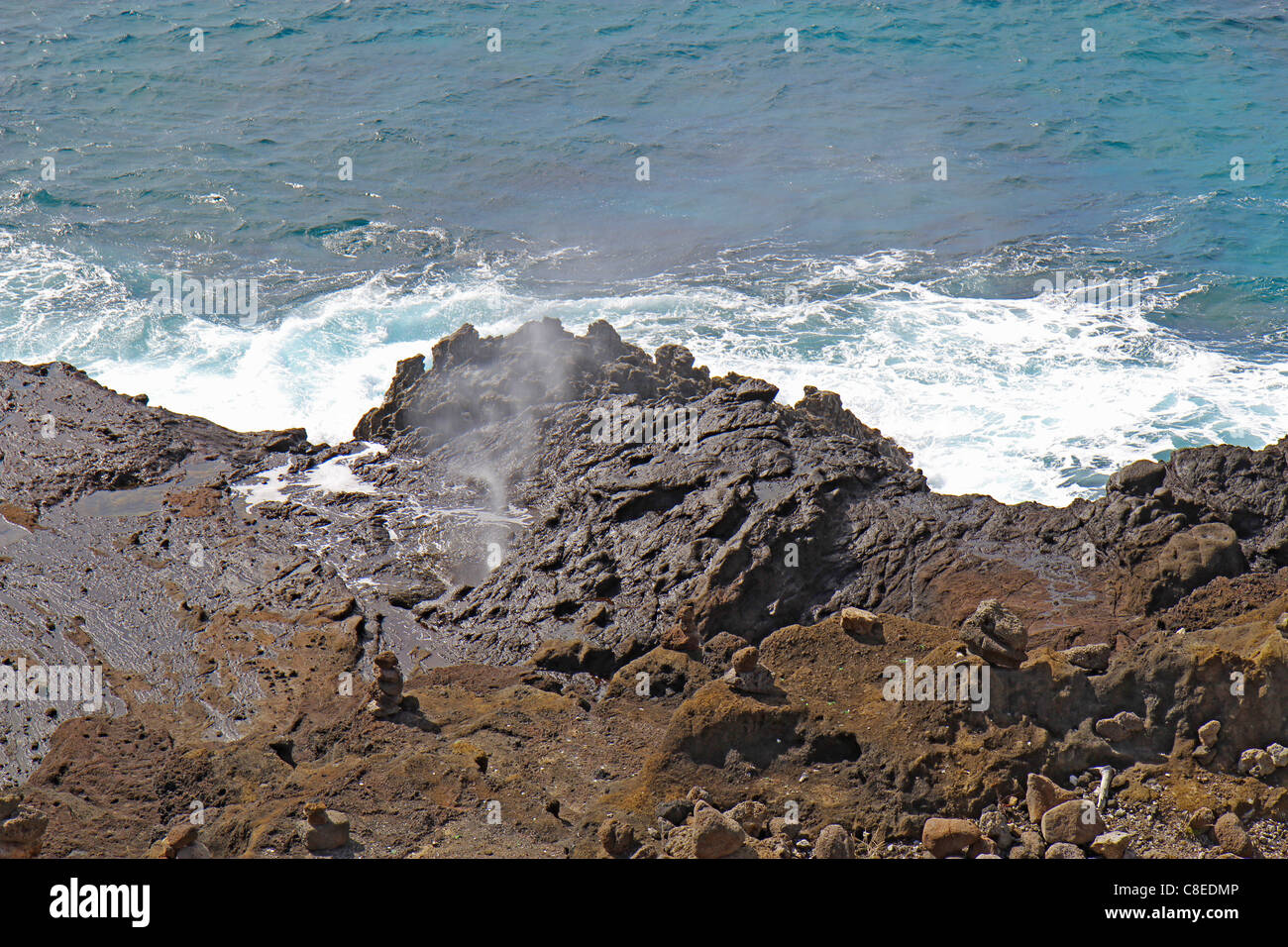 Salznebel schießt aus dem Halona Blowhole in der Nähe von Honolulu an der südöstlichen Küste von der hawaiianischen Insel Oahu Stockfoto