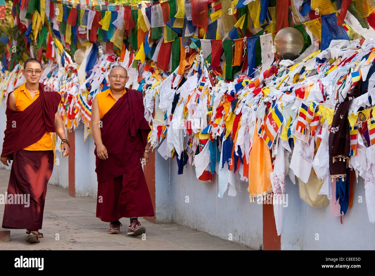 Buddhistische Mönche übergeben Gebetsfahnen im Mulagandhakuti Vihara Tempel in Sarnath bei Varanasi, Benares, Nordindien Stockfoto