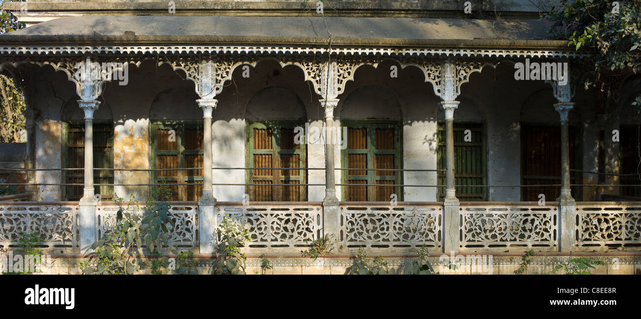 Alten kolonialen Architektur Haus in Sarnath bei Varanasi, Benares, Nordindien Stockfoto