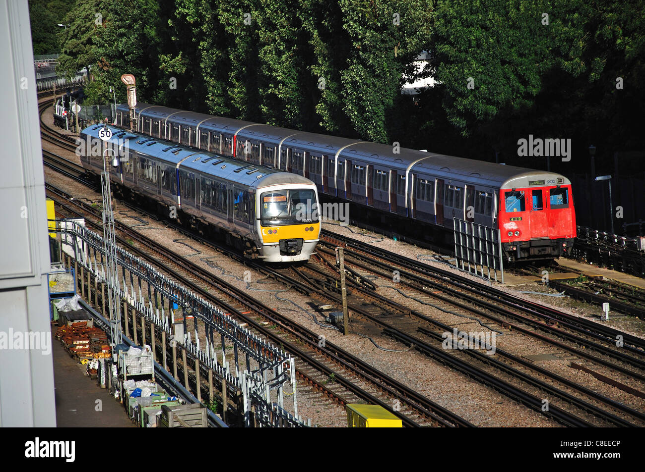 Bahnhof Zug und U-Bahn Zug auf Linie, Rickmansworth, Hertfordshire, England, Vereinigtes Königreich Stockfoto