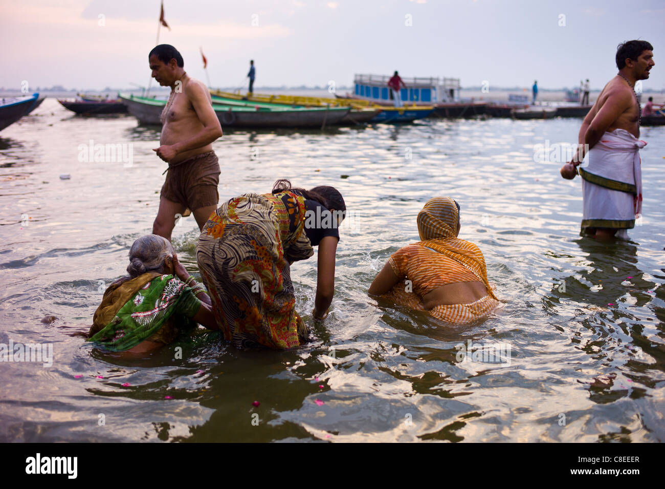 Indisch-hinduistischen Pilger Baden in der Ganges-Fluss am Dashashwamedh Ghat in der Heiligen Stadt Varanasi, Benares, Indien Stockfoto