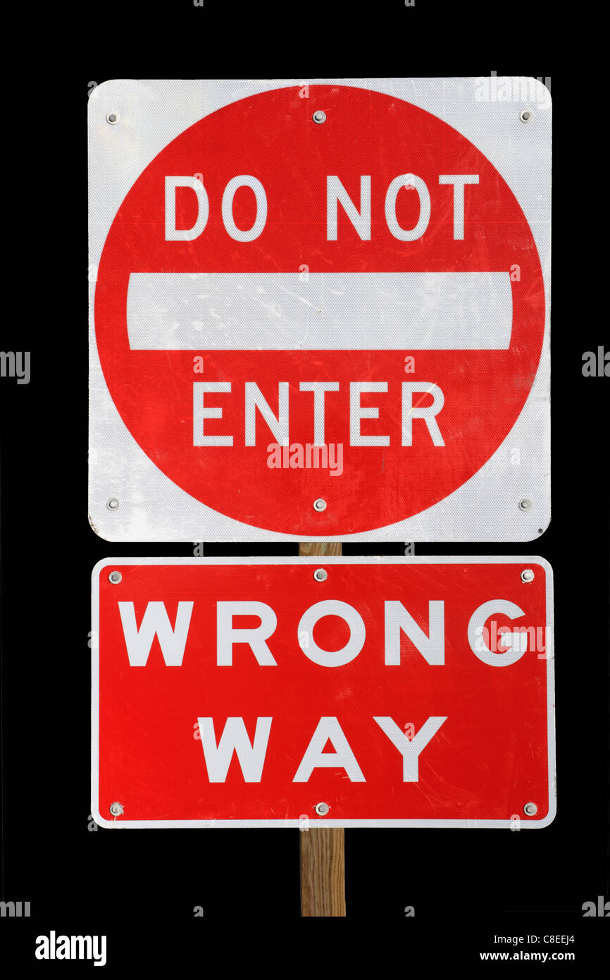 Geben Sie keine falschen Weg rote und weiße Straßenschild auf schwarzem Hintergrund Stockfoto